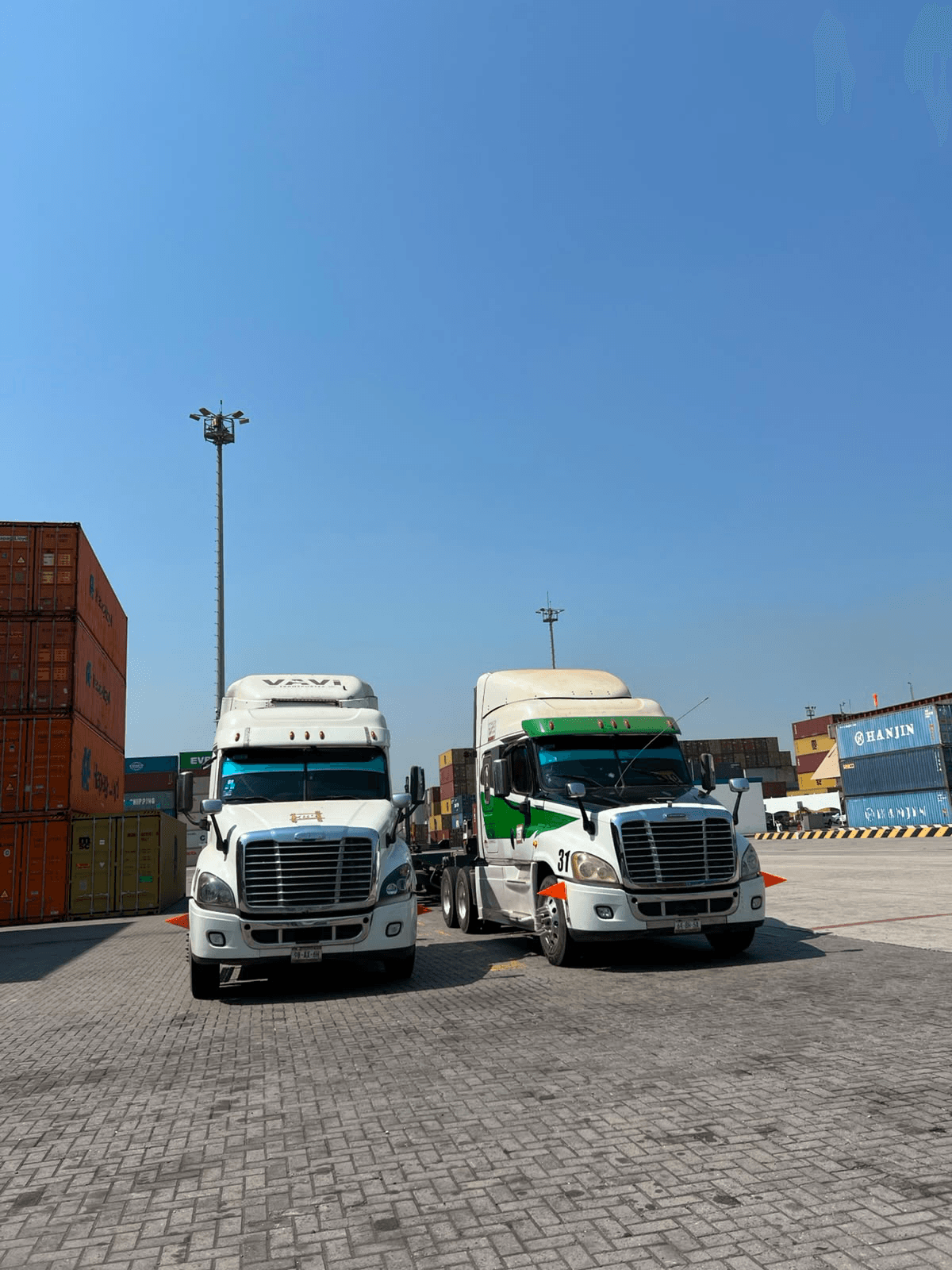 Dos unidades VAVI estacionadas en una terminal de contenedores
