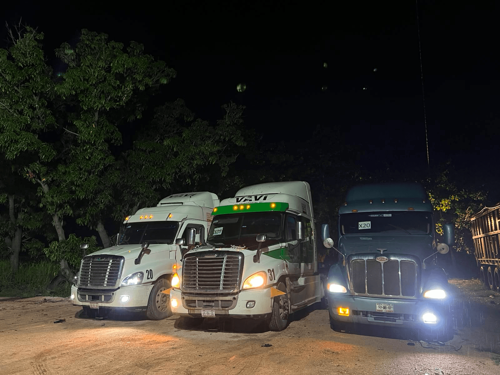 Tres tractocamiones VAVI preparados para operación nocturna