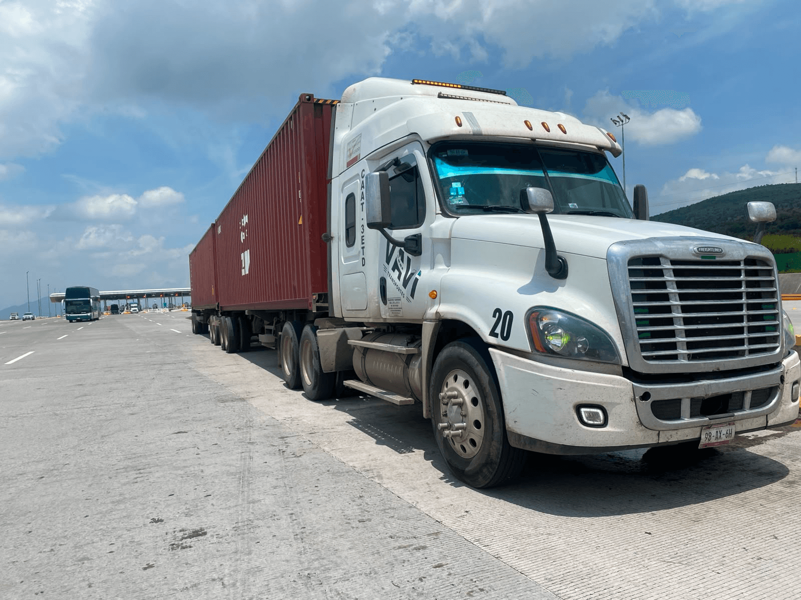 Tractocamión VAVI con doble remolque en carretera